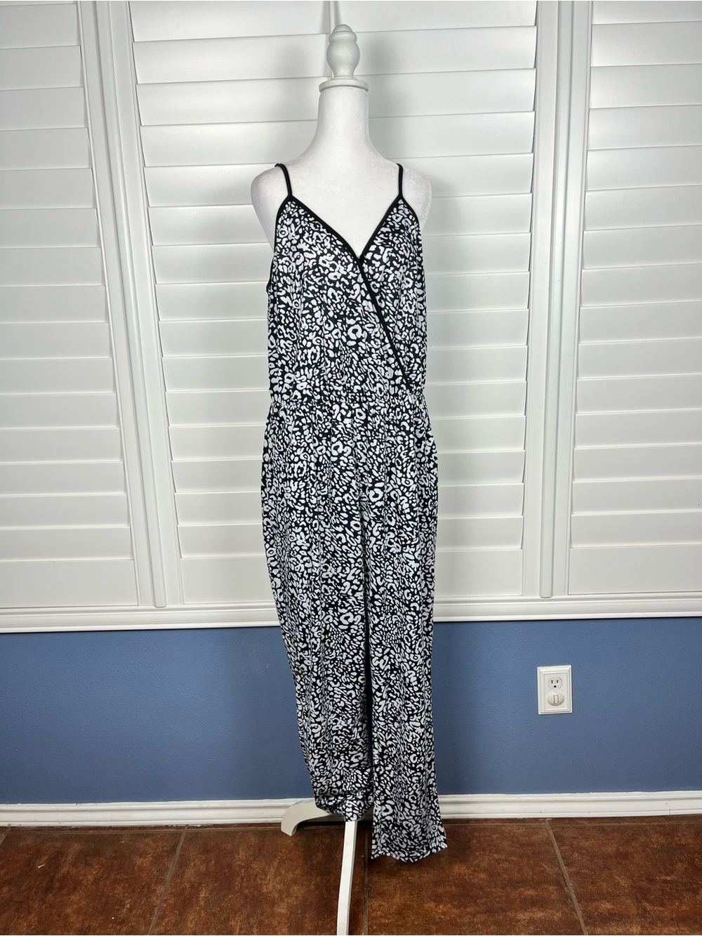 Jumpsuit Black & White Floral Print Spaghetti Strap w/ pockets size XL - Picture 1 of 8